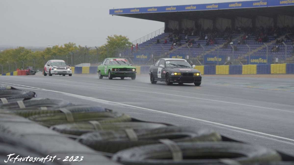 voitures qui passent devant une tribune