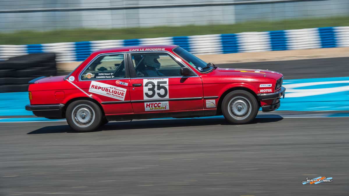 voiture rouge sur circuit