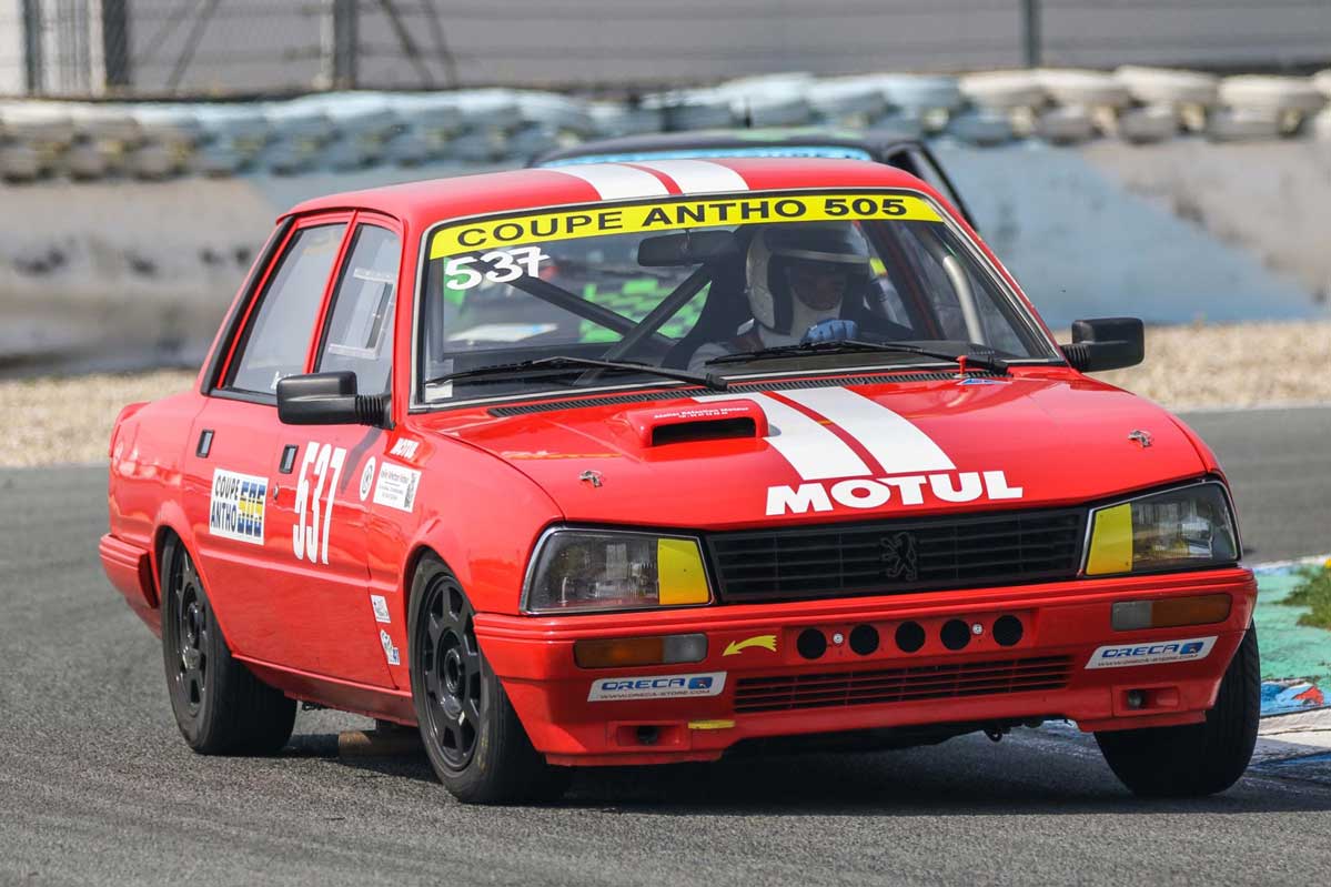 voiture rouge sur circuit